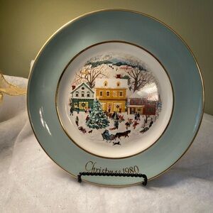 Vintage Avon Christmas 1980 Decorative Plate